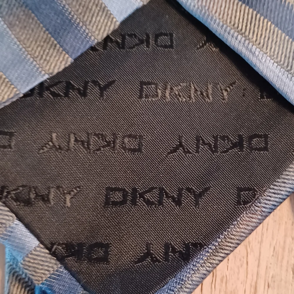 MEN'S DKNY STRIPED SILK TIE